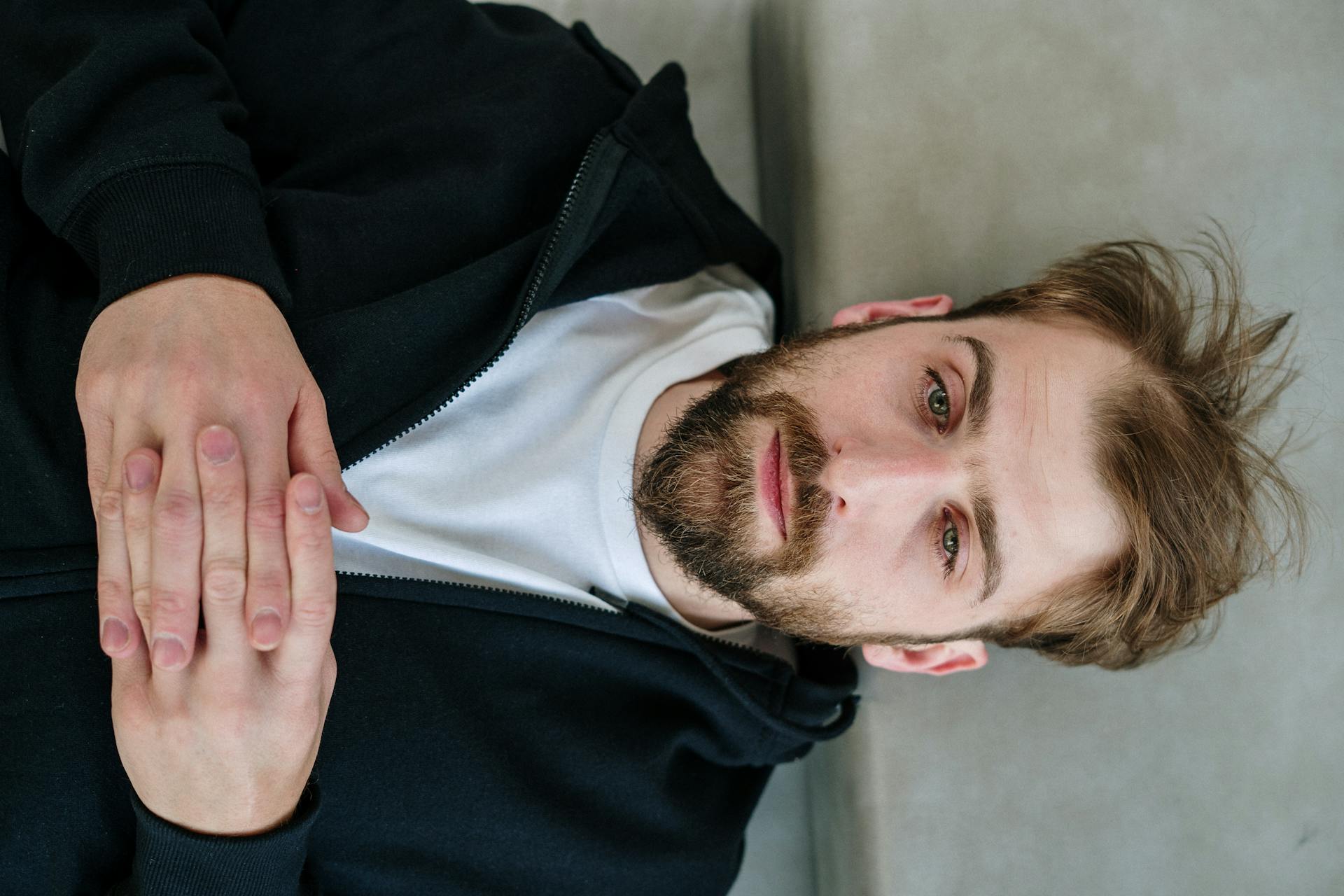 A man lying flat on a couch | Source: Pexels