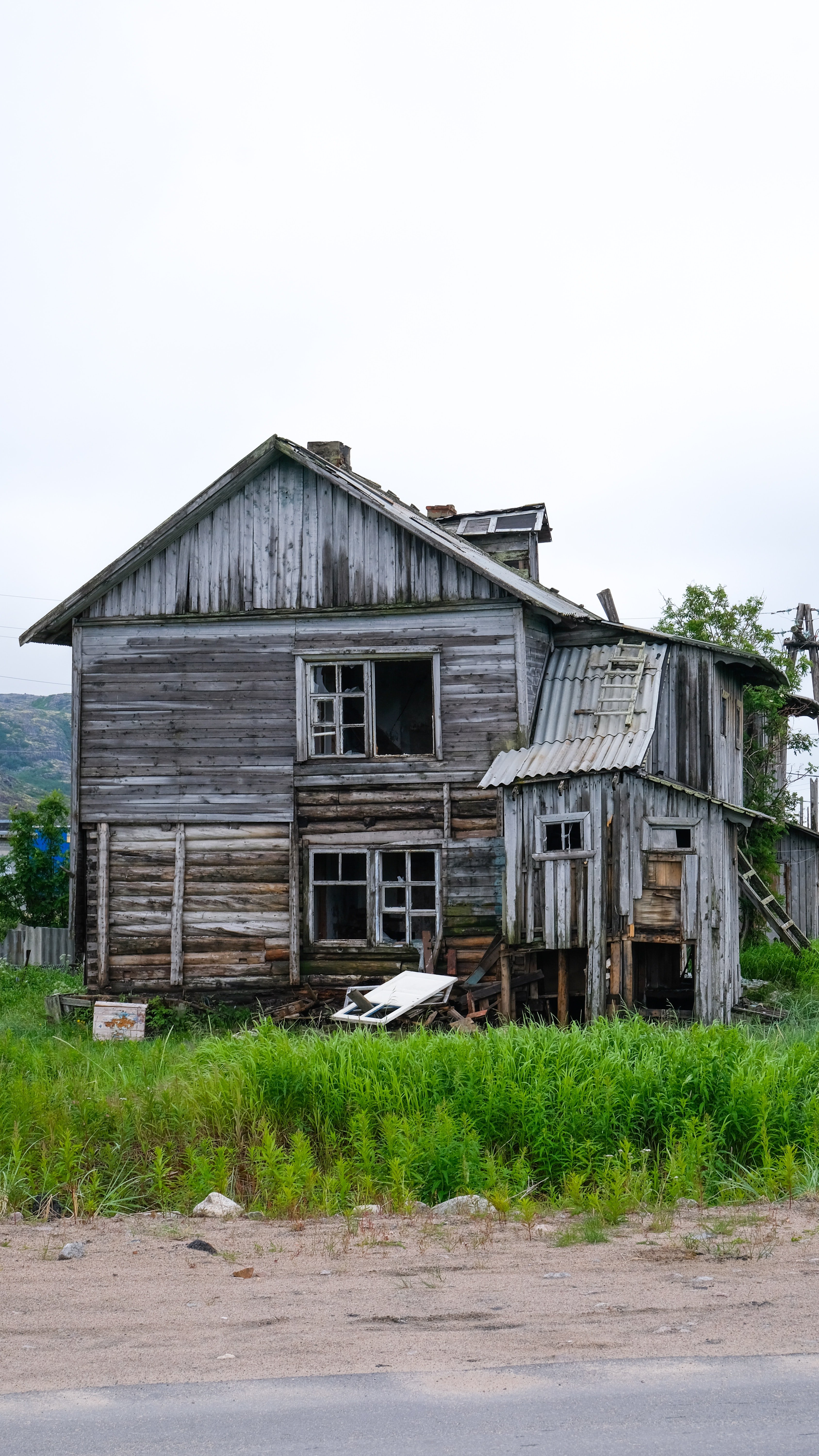 Lucy followed her son to an old abandoned house. | Source: Unsplash