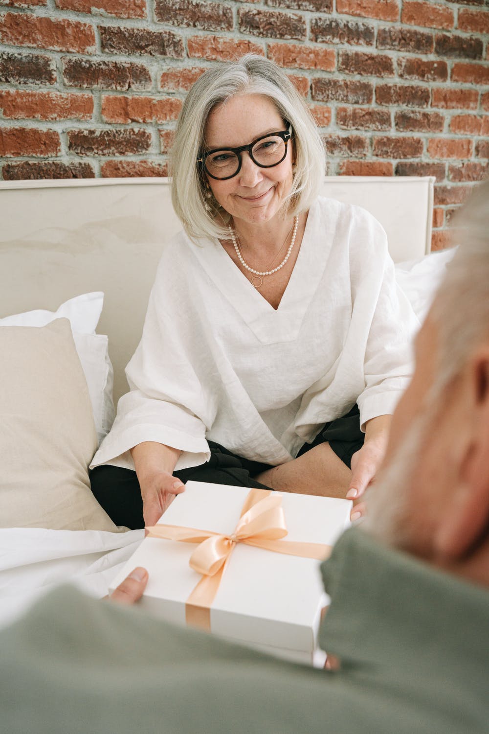 Edith's 40th anniversary gift to Hank was a trip to France | Source: Pexels