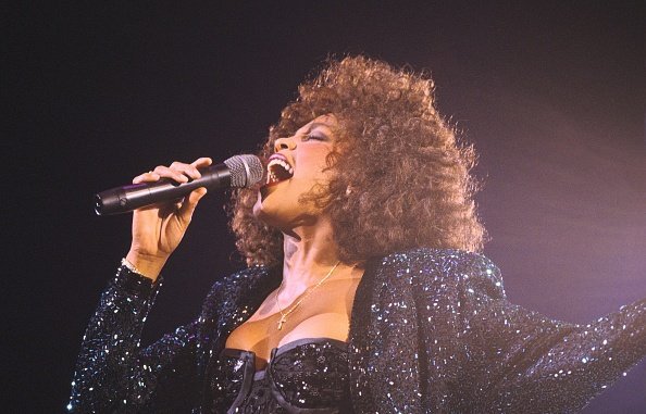 Whitney Houston performing in Paris Bercy on May 18th, 1988 | Photo: Getty Images