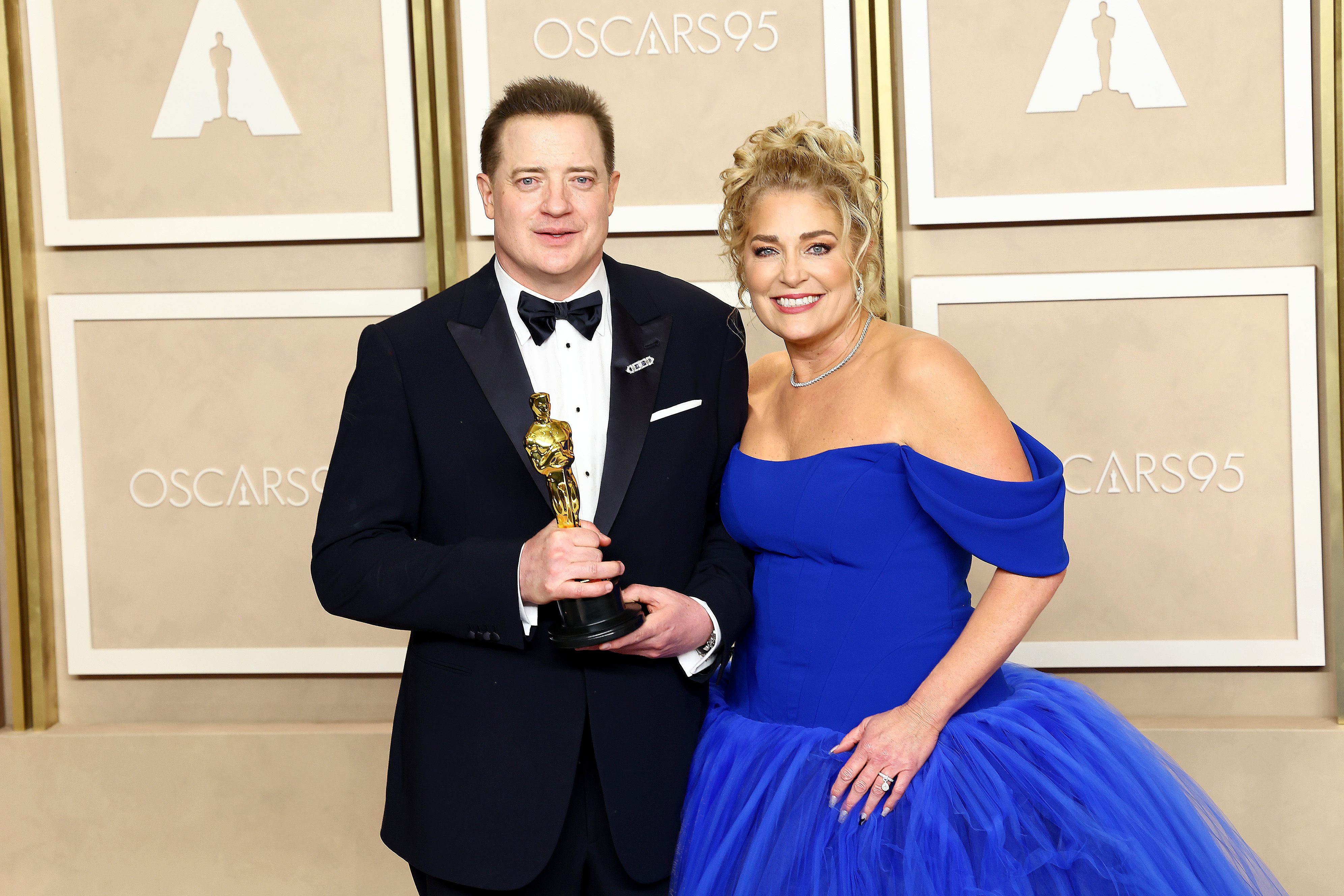 Brendan Fraser, Gewinner des Preises für den besten Hauptdarsteller für "The Whale", und Jeanne Moore posieren im Presseraum während der 95th Annual Academy Awards am 12. März 2023 in Hollywood, Kalifornien. | Quelle: Getty Images