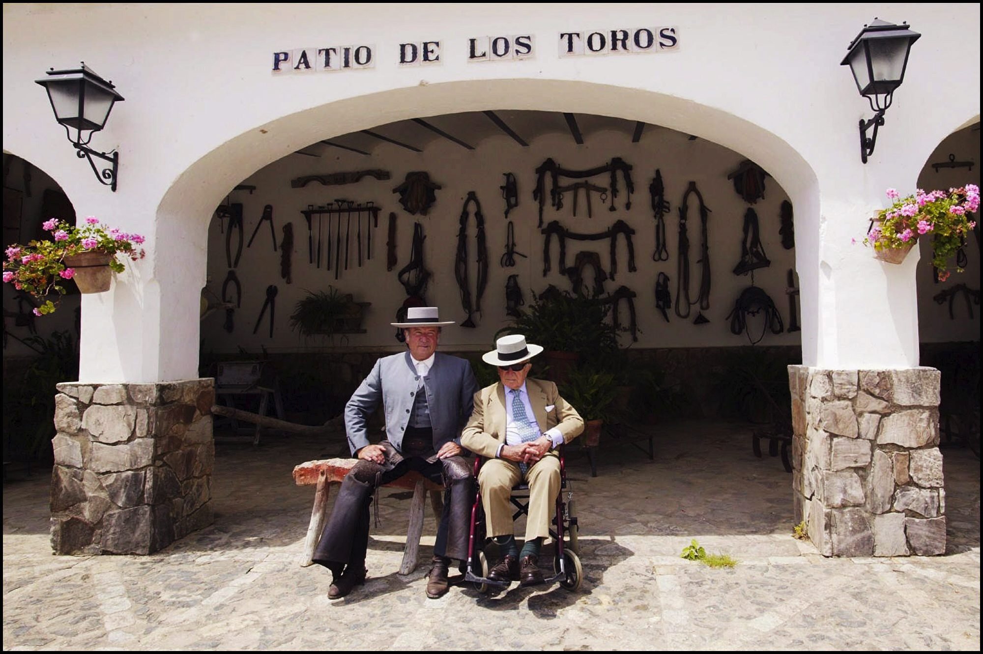 Álvaro Domecq Romero con su padre Álvaro Domecq Diez en Los Alburejos, el 1 de mayo de 2003 en Jerez, España. | Foto: Getty Images