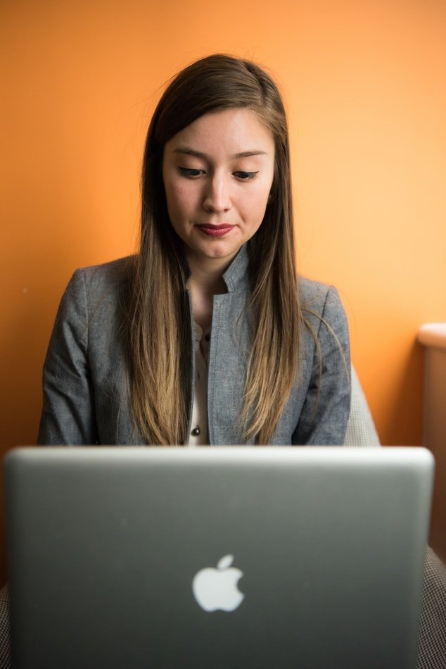 Eine junge, moderne Frau am Laptop | Quelle: Unsplash