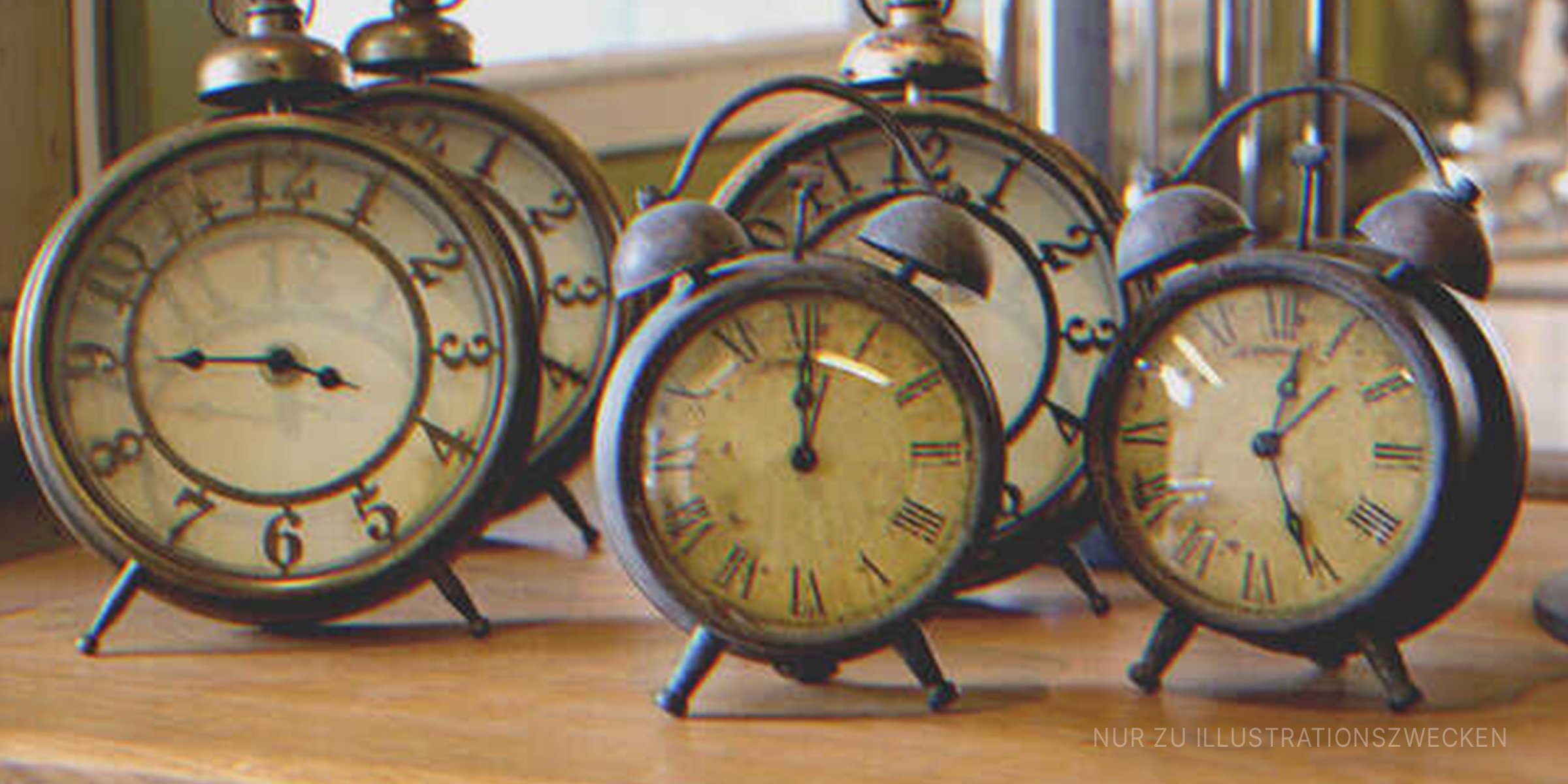 Fünf alte Wecker auf einem Tisch | Quelle: Shutterstock