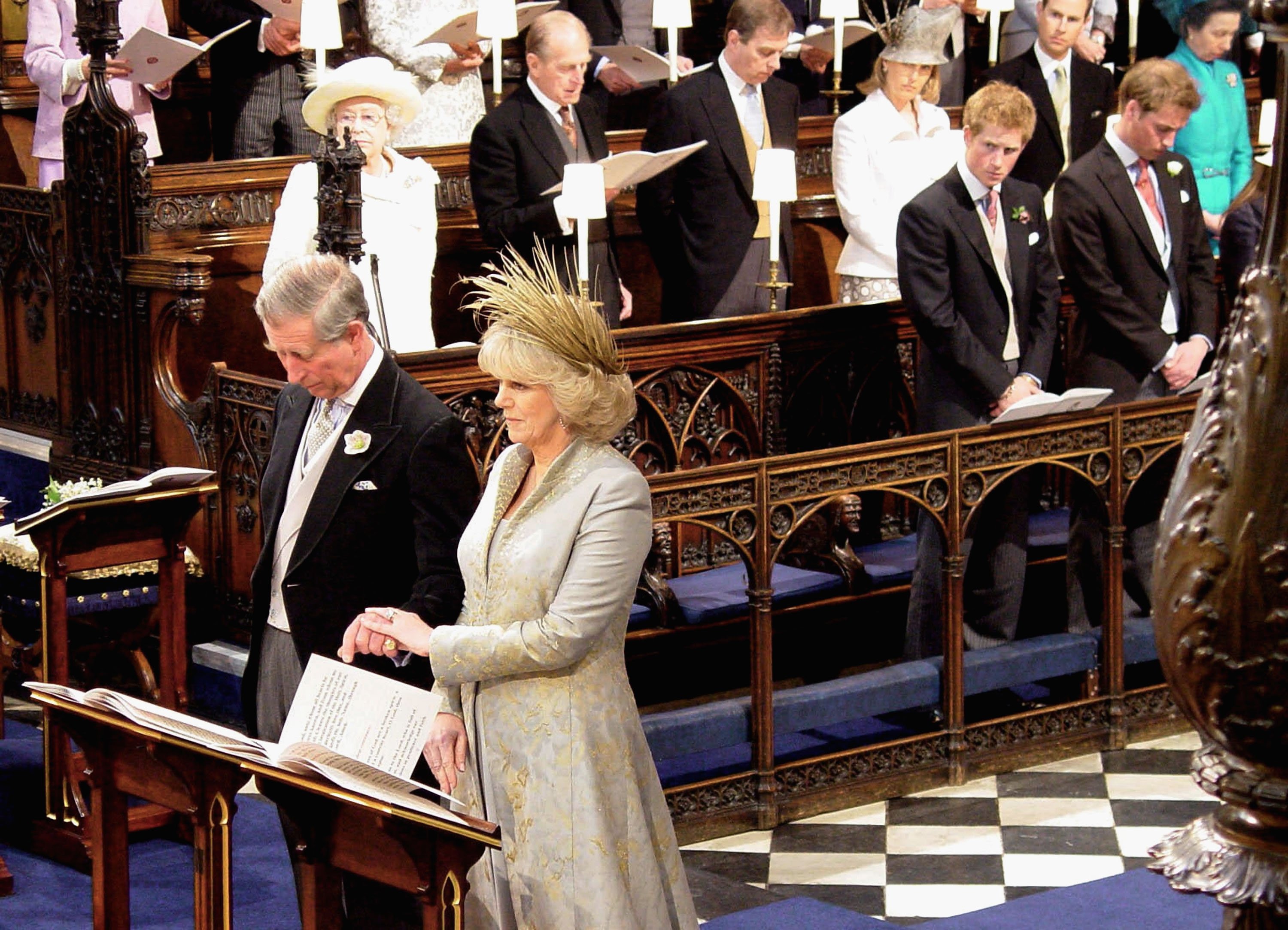 Prinz Charles und Camilla Parker Bowles nehmen am 9. April 2005 in Berkshire, England, am Gebets- und Widmungsgottesdienst teil und segnen ihre Hochzeit auf Schloss Windsor | Quelle: Getty Images