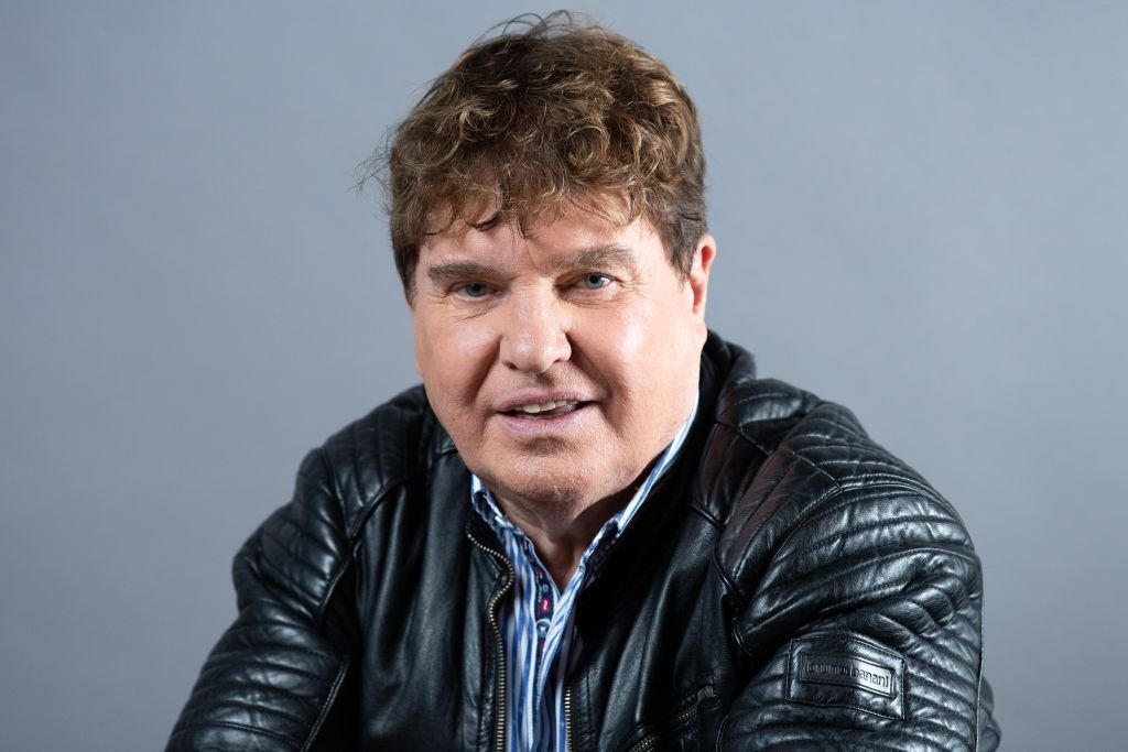 Frank Schöbel sitzt vor einer Fotowand im Boulevardtheater, für die präsentation des Musicals "Frank Schöbel Story". (Foto von Sebastian Kahnert) | Quelle: picture alliance via Getty Images