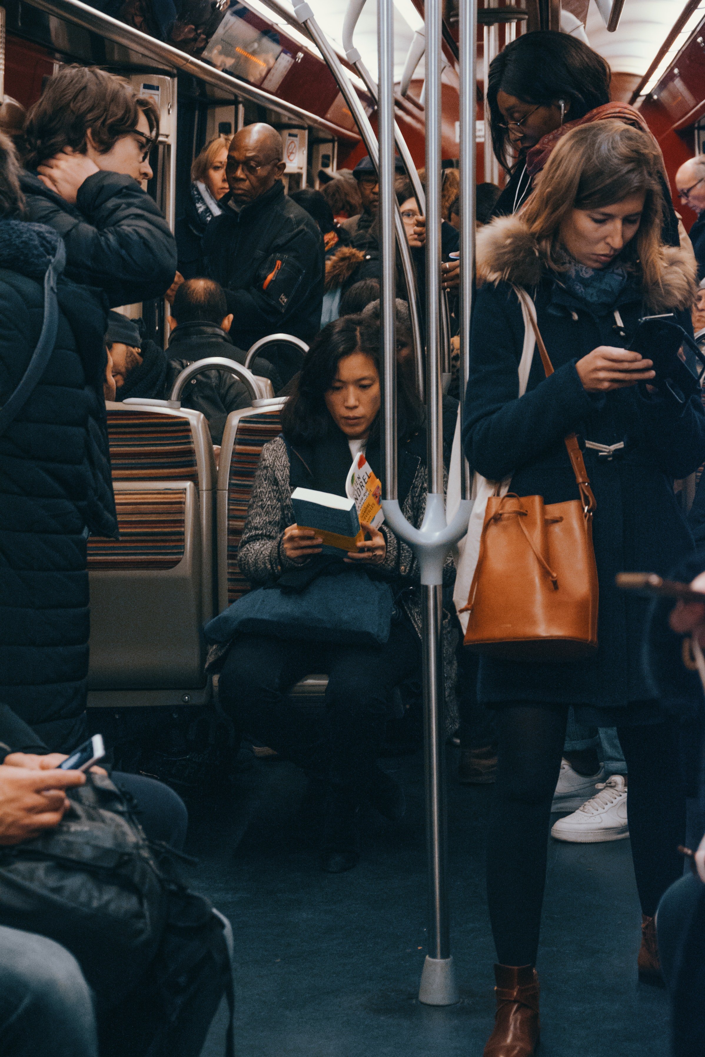 Un vagón del metro lleno de personas. | Foto: Pexels