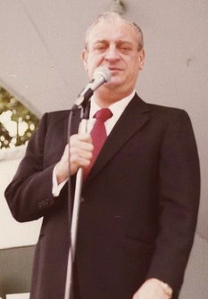 Rodney Dangerfield at the Shorehaven Beach Club in New York in 1978. | Source: Wikimedia Commons