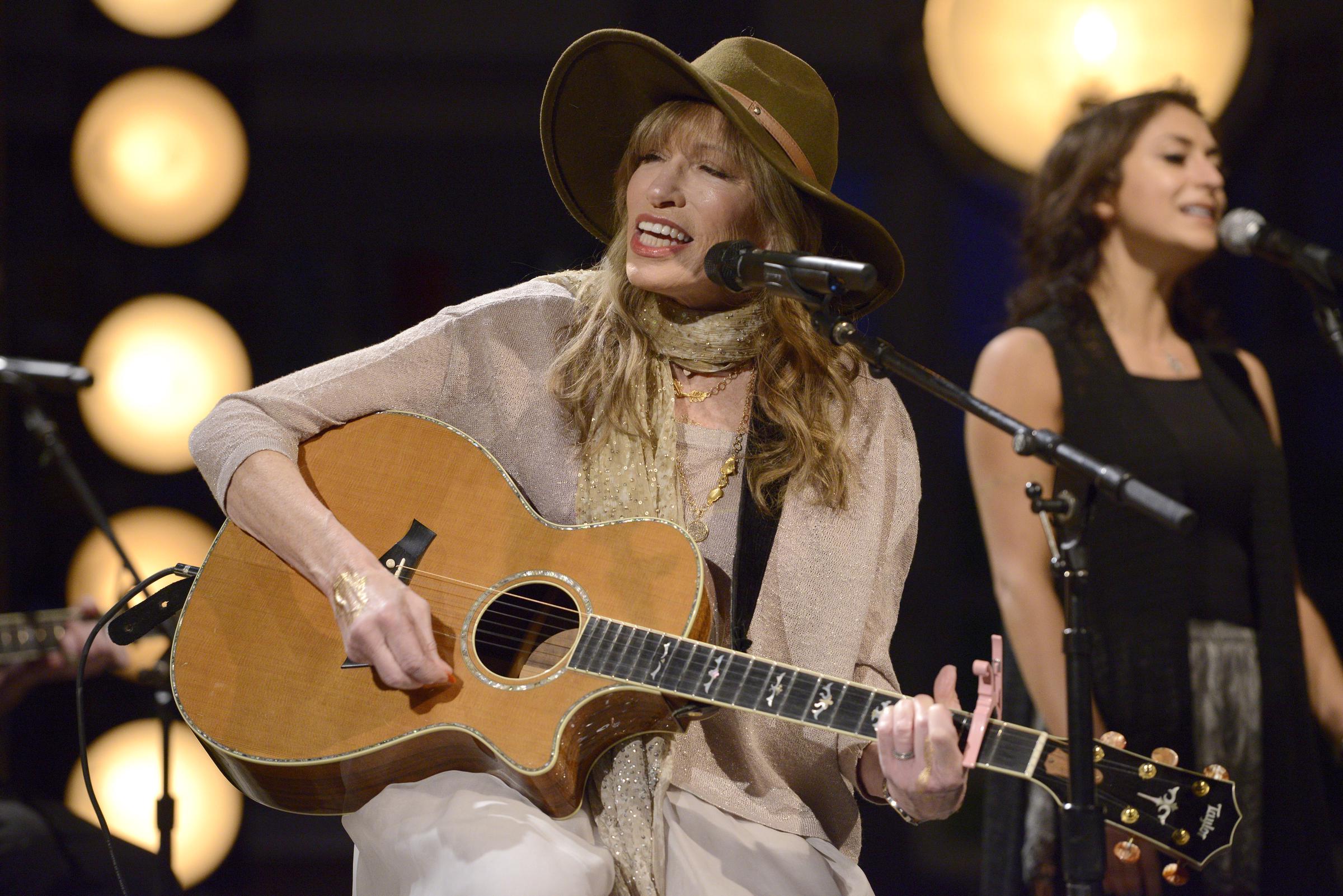 Her home had everything she loved, from horses to a gazebo and a lush garden. In this photo, she performed alongside her son Ben Taylor on "The View" on December 4, 2015. | Source: Getty Images