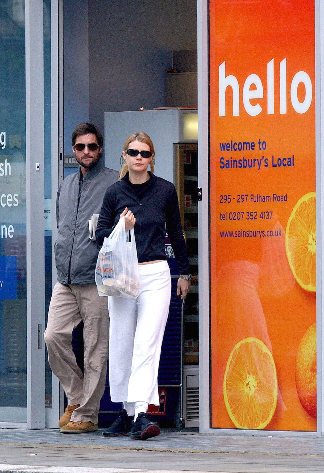 Gwyneth Paltrow and Luke Wilson grocery shopping in West London in May 2002. | Source: Getty Images