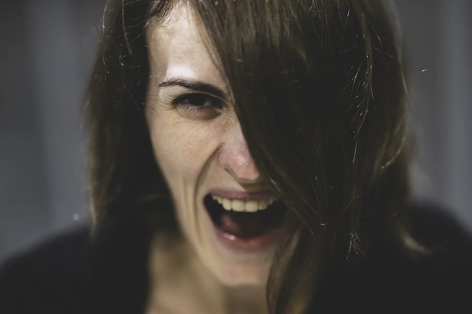 Una mujer enojada gritando. | Foto: Pixabay