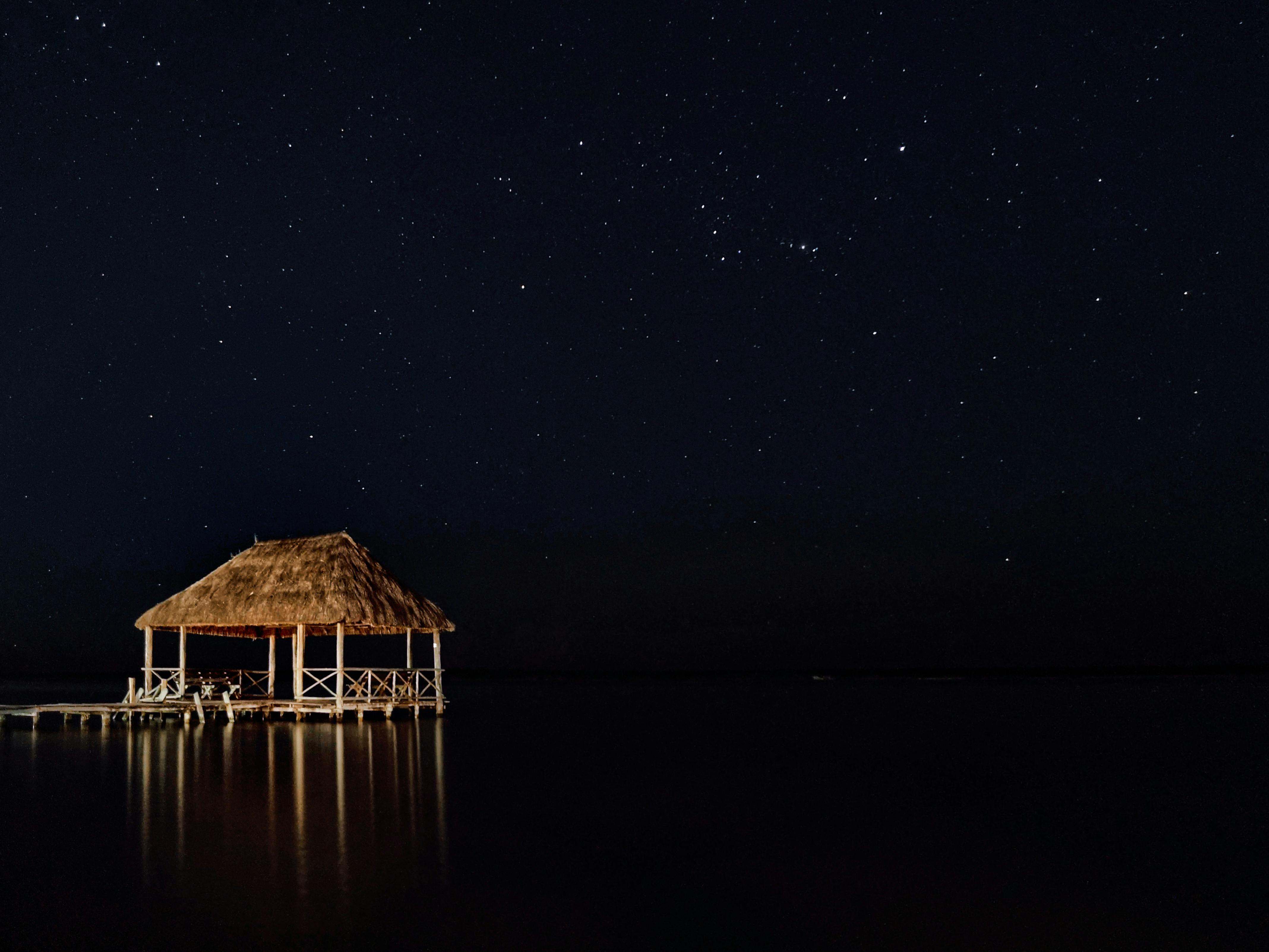 A tropical resort setting at night | Source: Pexels