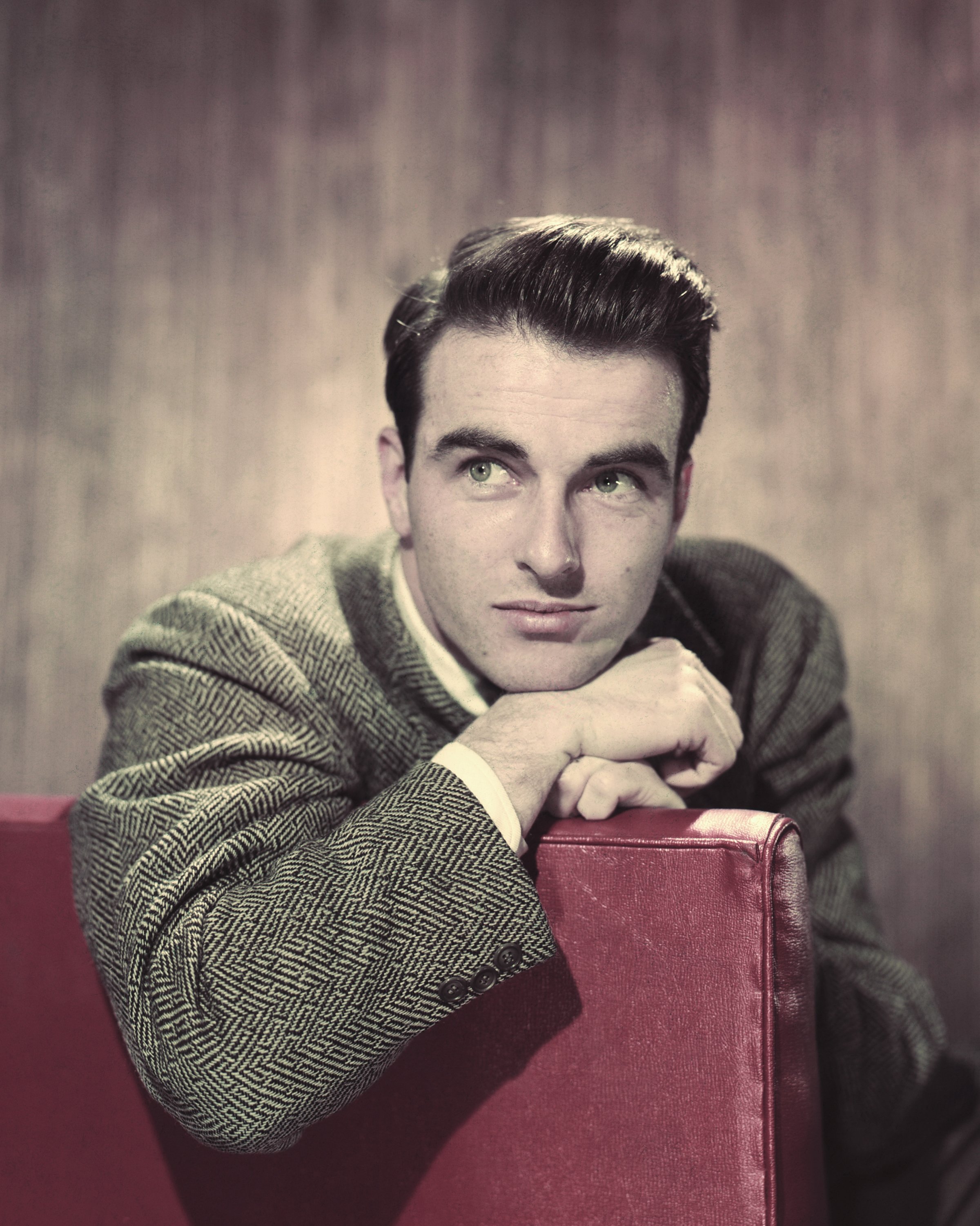 Portrait of American actor Montgomery Clift as he looks over the back of a chair in the late 1940s or early 1950s | Photo: Silver Screen Collection/Getty Images