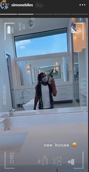 Simone Biles standing in front of a mirror in her new home. | Photo: Instagram/Simonebiles
