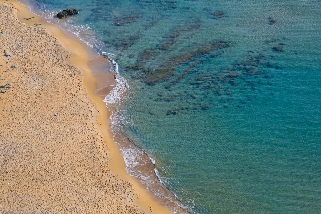 Playa de arena roja  cerca de Matala en la isla de Creta en Grecia. | Foto de Nicolas Economou vía Getty Images