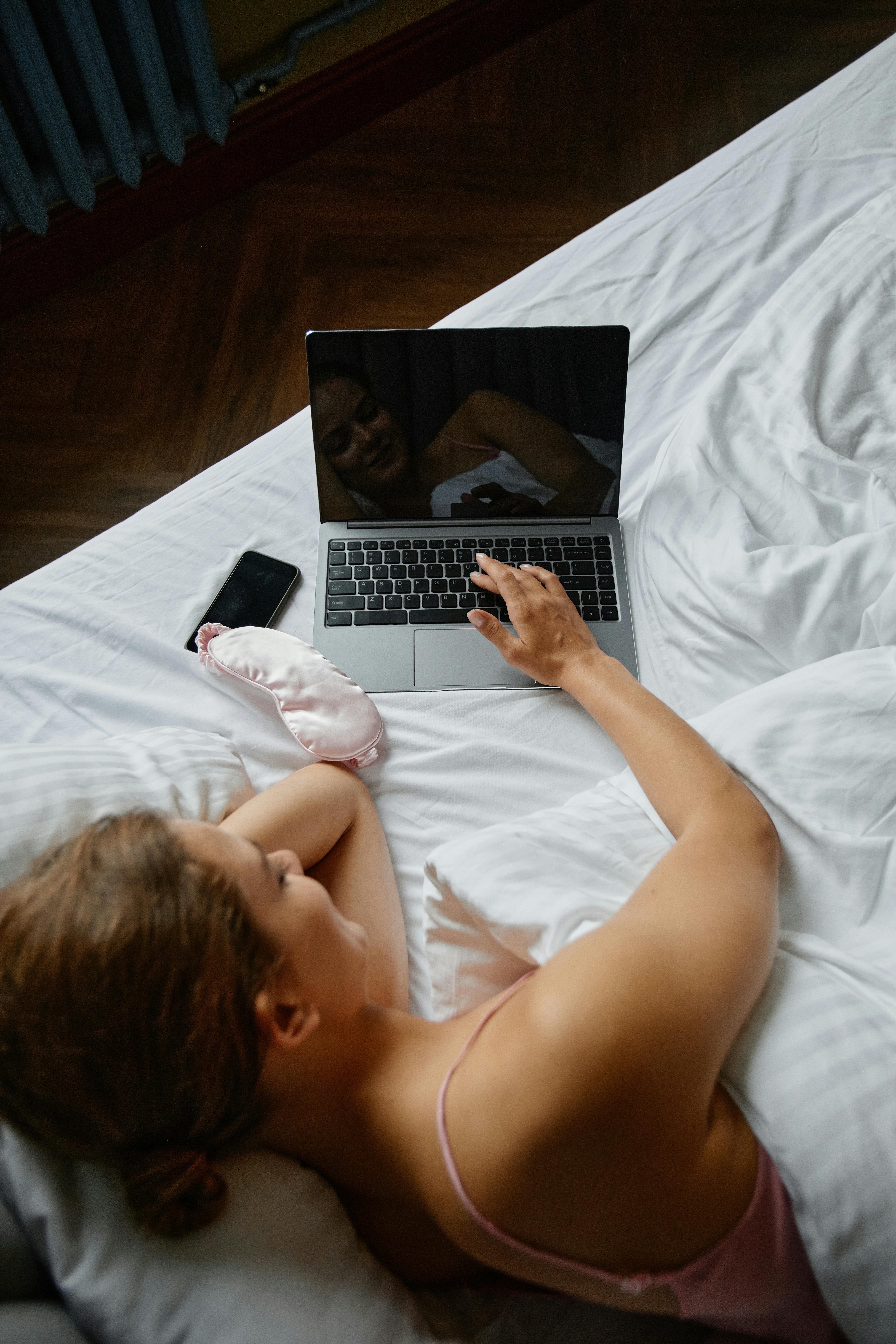 Late-night screen time may make it harder to fall asleep. | Source: Pexels