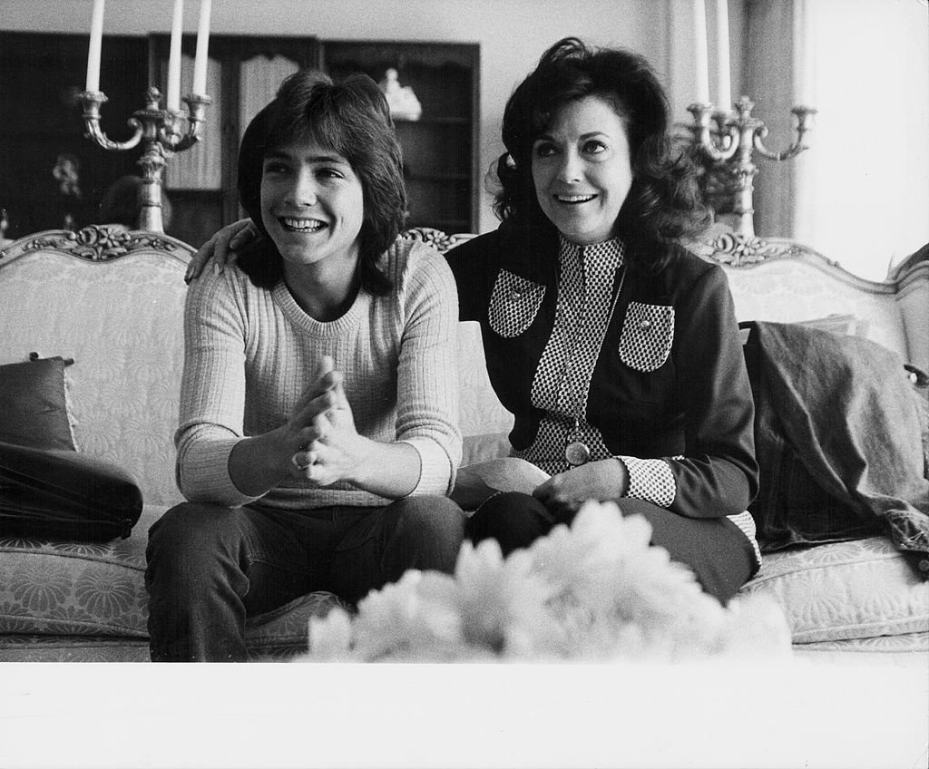 Actor and singer David Cassidy, with his mother Evelyn Ward, sitting on a couch together, circa 1975. | Photo: Getty Images