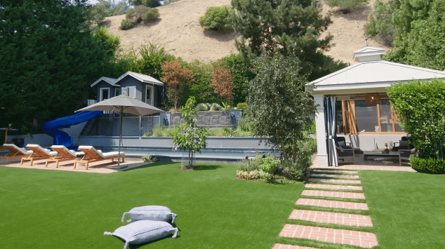Hilary Duff's Los Angeles family home: backyard | Photo: YouTube/Architectural Digest