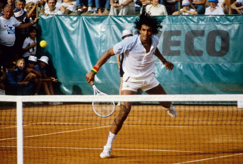 Yannick Noah lors de la demie-finale de Coupe Davis le 3 octobre 1982 à Aix-en-Provence, France. | Photo : Getty Images