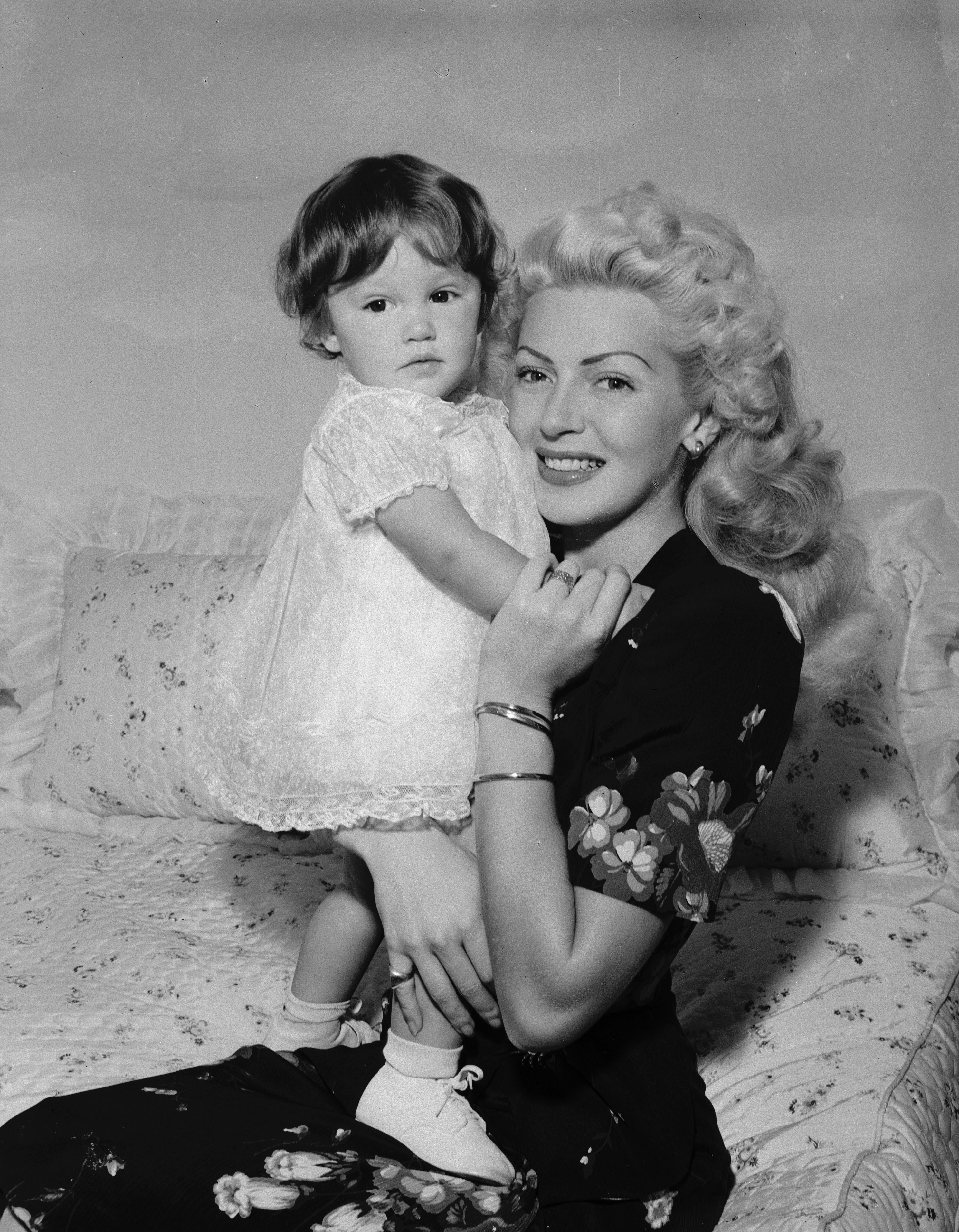  Hollywood-Schauspielerin Lana Turner (1920 - 1995) mit ihrer Tochter Cheryl Crane. 25. Juli 1944 | Quelle: Getty Images