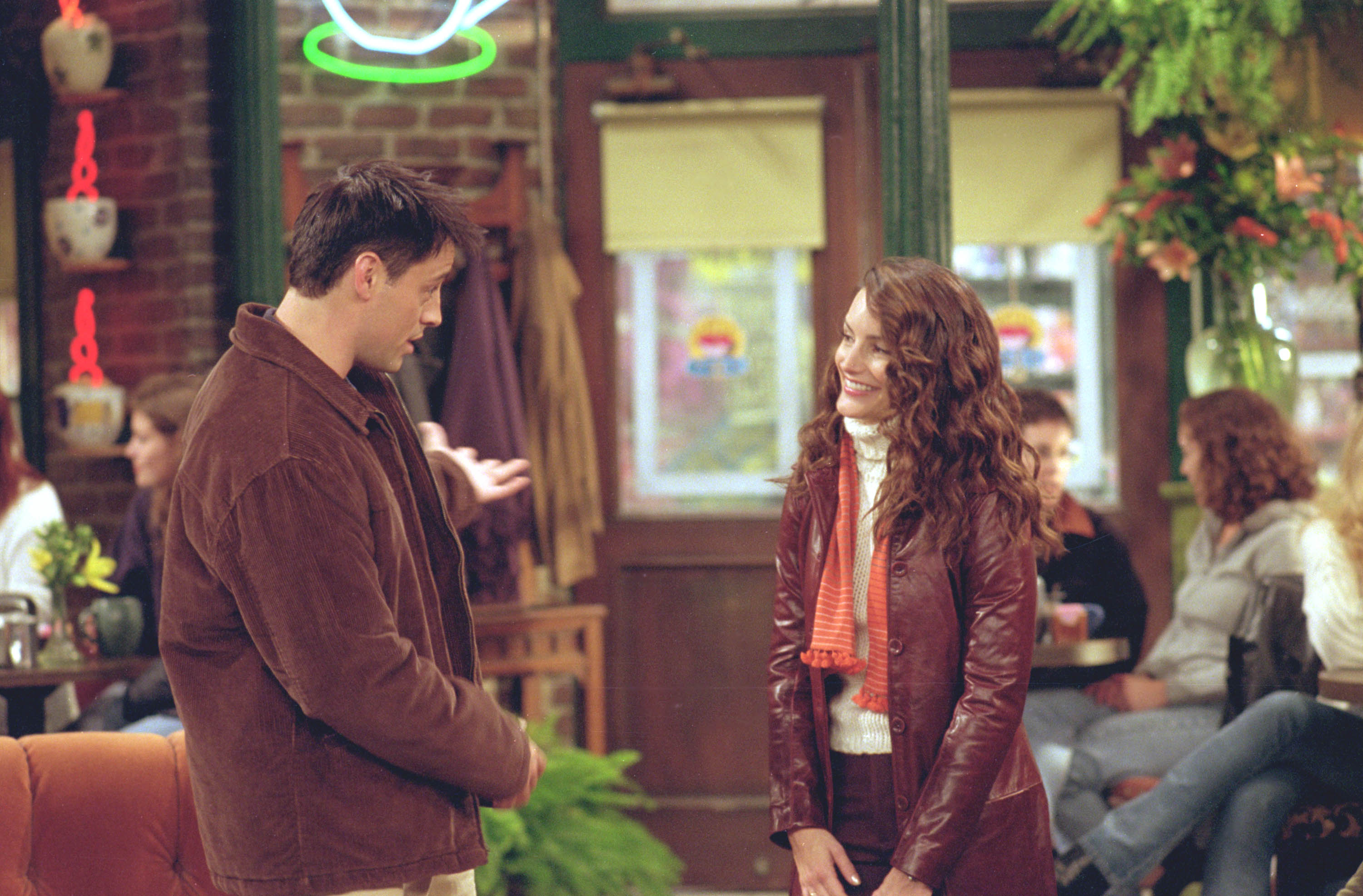 Matt LeBlanc and Kristin Davis on the set of "Friends," 2001 | Source: Getty Images
