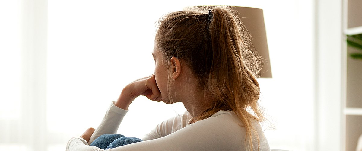 Frau schaut in die Ferne | Quelle: Shutterstock Frau schaut in die Ferne | Quelle: Shutterstock