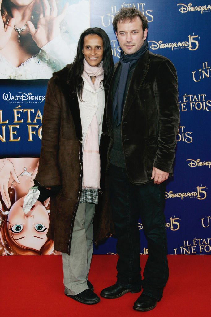 Vincent Perez et Karine Silla posent pour assister à la première de "Enchanted" à Disneyland le 10 novembre 2007 à Marne La Valle, France. | Photo : Getty Images Vincent Perez et Karine Silla posent pour assister à la première de "Enchanted" à Disneyland le 10 novembre 2007 à Marne La Valle, France. | Photo : Getty Images