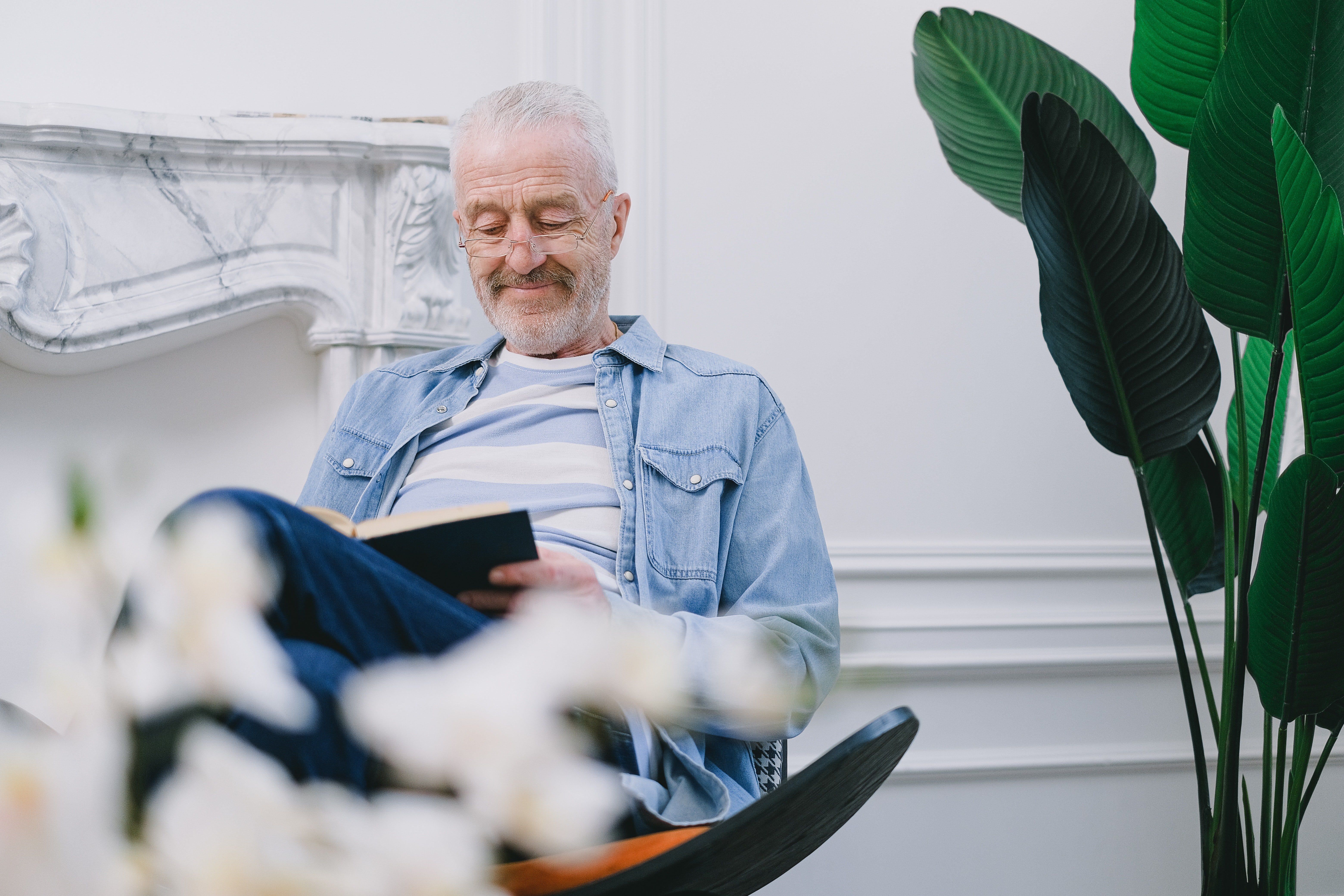 Anciano leyendo un libro. | Foto: Pexels
