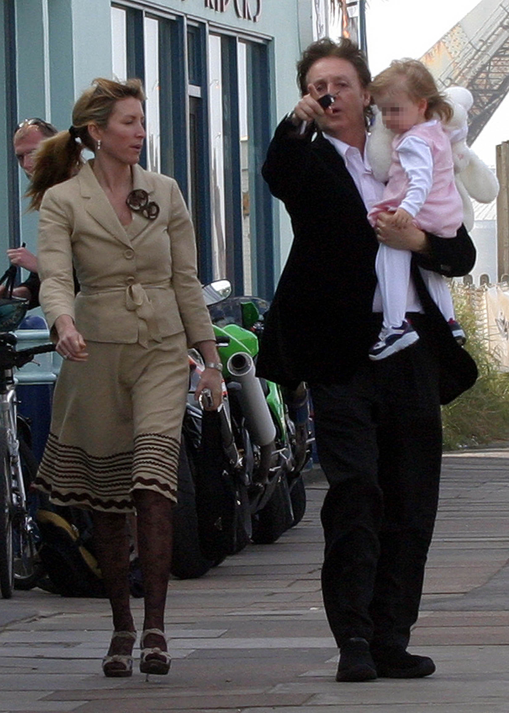 Heather Mills and Paul McCartney with their daughter Beatrice Milly on November 01, 2006 | Source: Getty Images