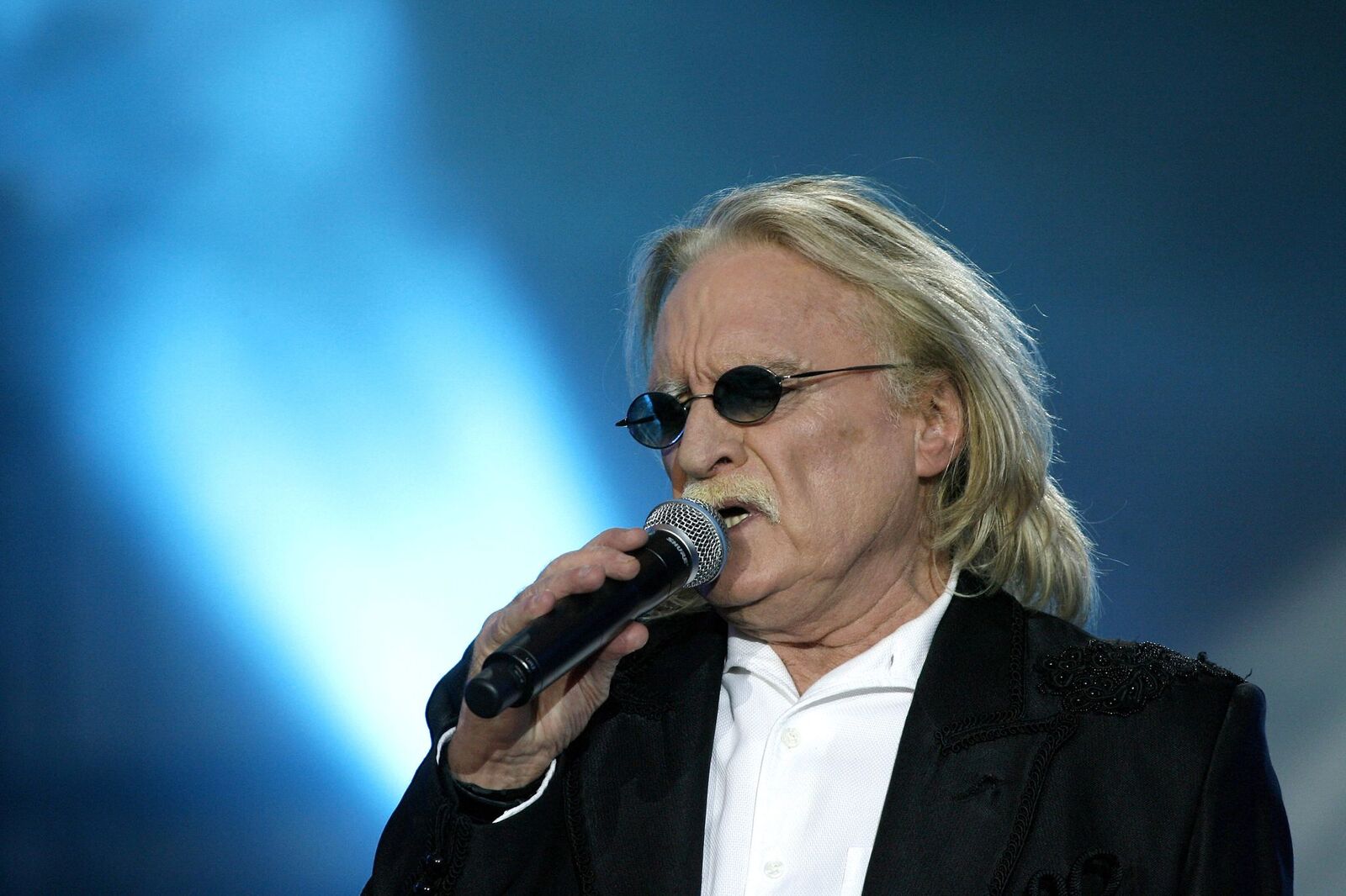 Christophe se produit en direct lors du Concert de La Fraternite "Champ Libre" au Champs de Mars à Paris, France. | Photo : Getty Images