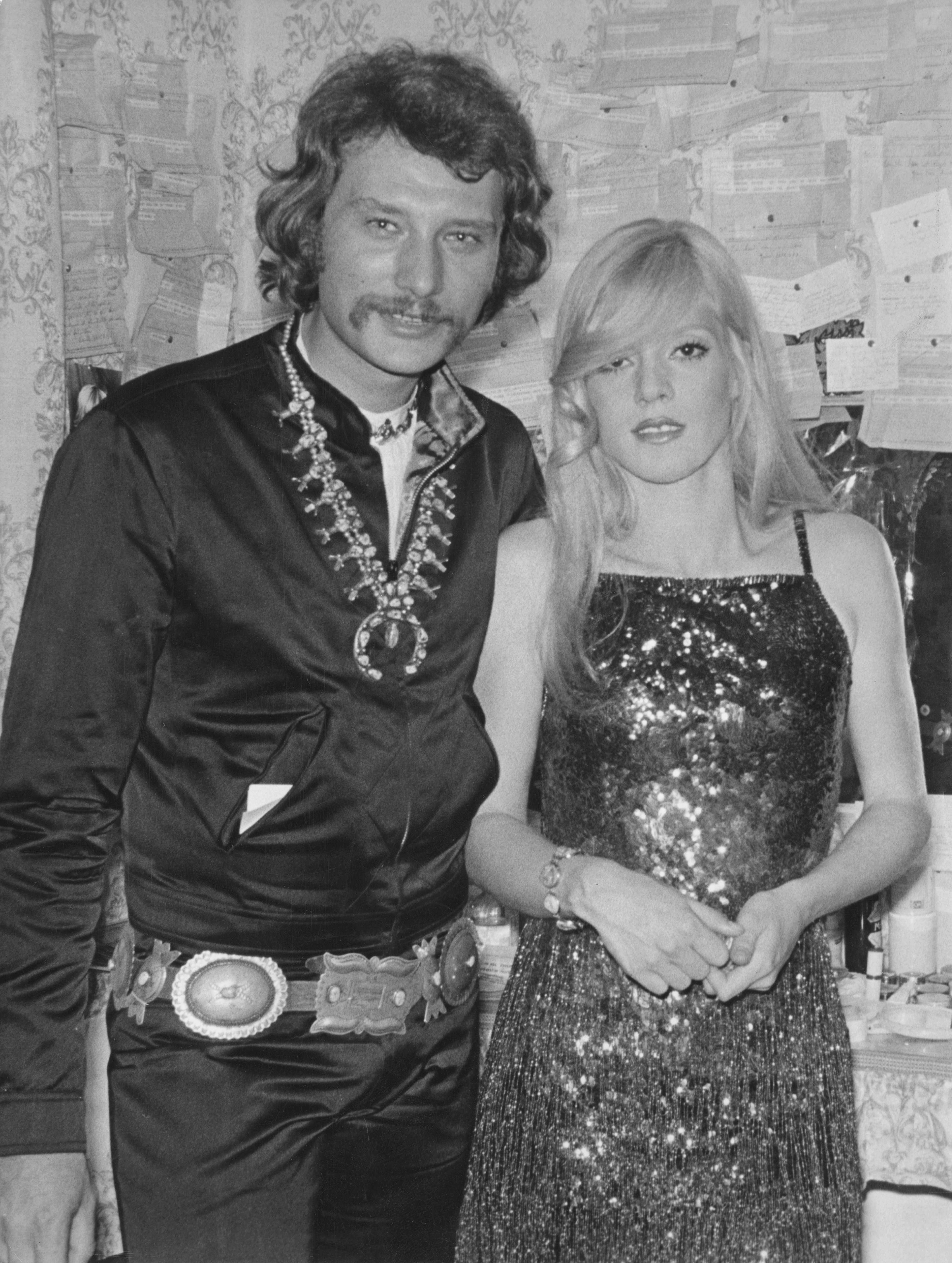 Johnny Hallyday vient féliciter son épouse Sylvie Vartan, après son passage à l'Olympia à Paris, le 22 septembre 1970