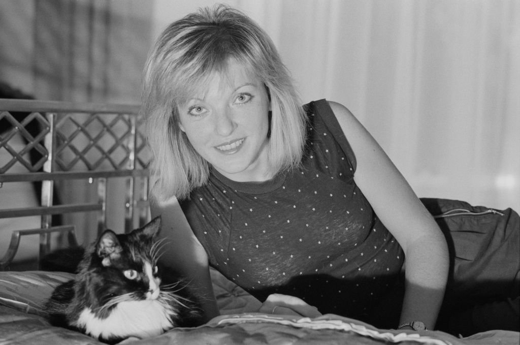 Mary Austin posando con un gato el 3 de septiembre de 1984. | Foto: Getty Images Mary Austin posando con un gato el 3 de septiembre de 1984. | Foto: Getty Images