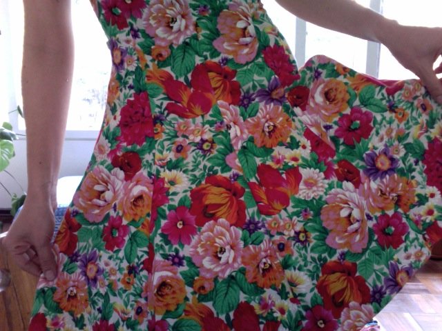 Mujer usando un vestido con tela en estampado floral. | Foto: Flickr