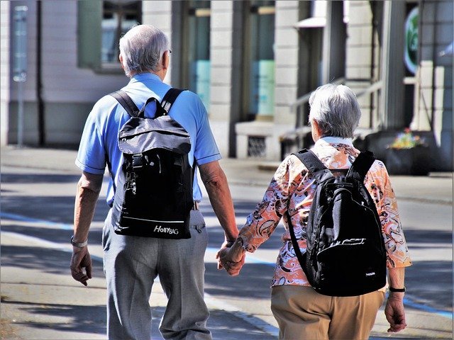 An elderly couple takes a walk together in the city. I Photo: Pixabay.
