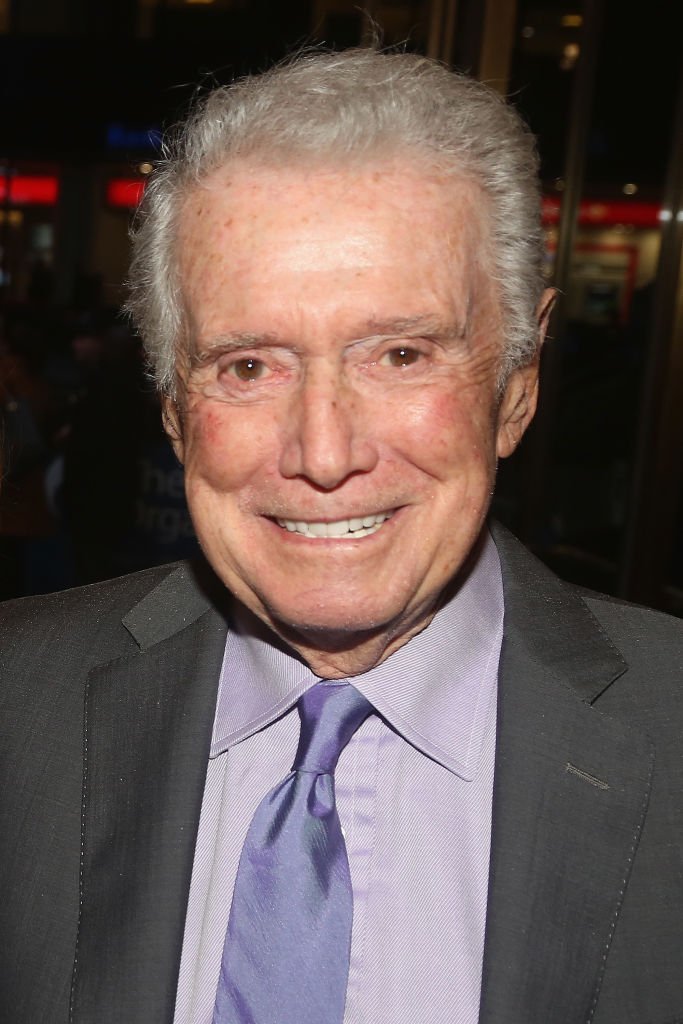 Late Regis Philbin poses at the opening night of "King Kong" on Broadway at The Broadway Theatre on November 8, 2018 in New York City. | Photo: Getty Images.