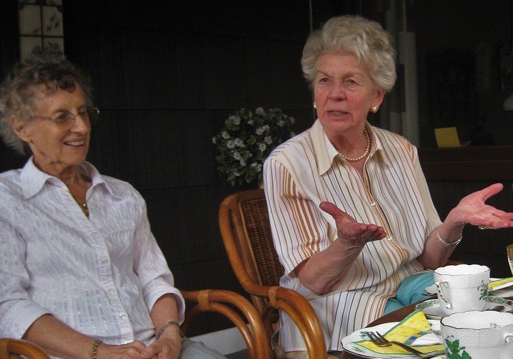 Dos mujeres mayores conversan amigablemente. | Foto: Pixabay