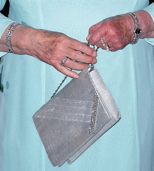 La reina Elizabeth II en el cumpleaños 70 del rey Constantino II de Grecia el 2 de junio de 2010 en Londres, Inglaterra. | Foto: Getty Images