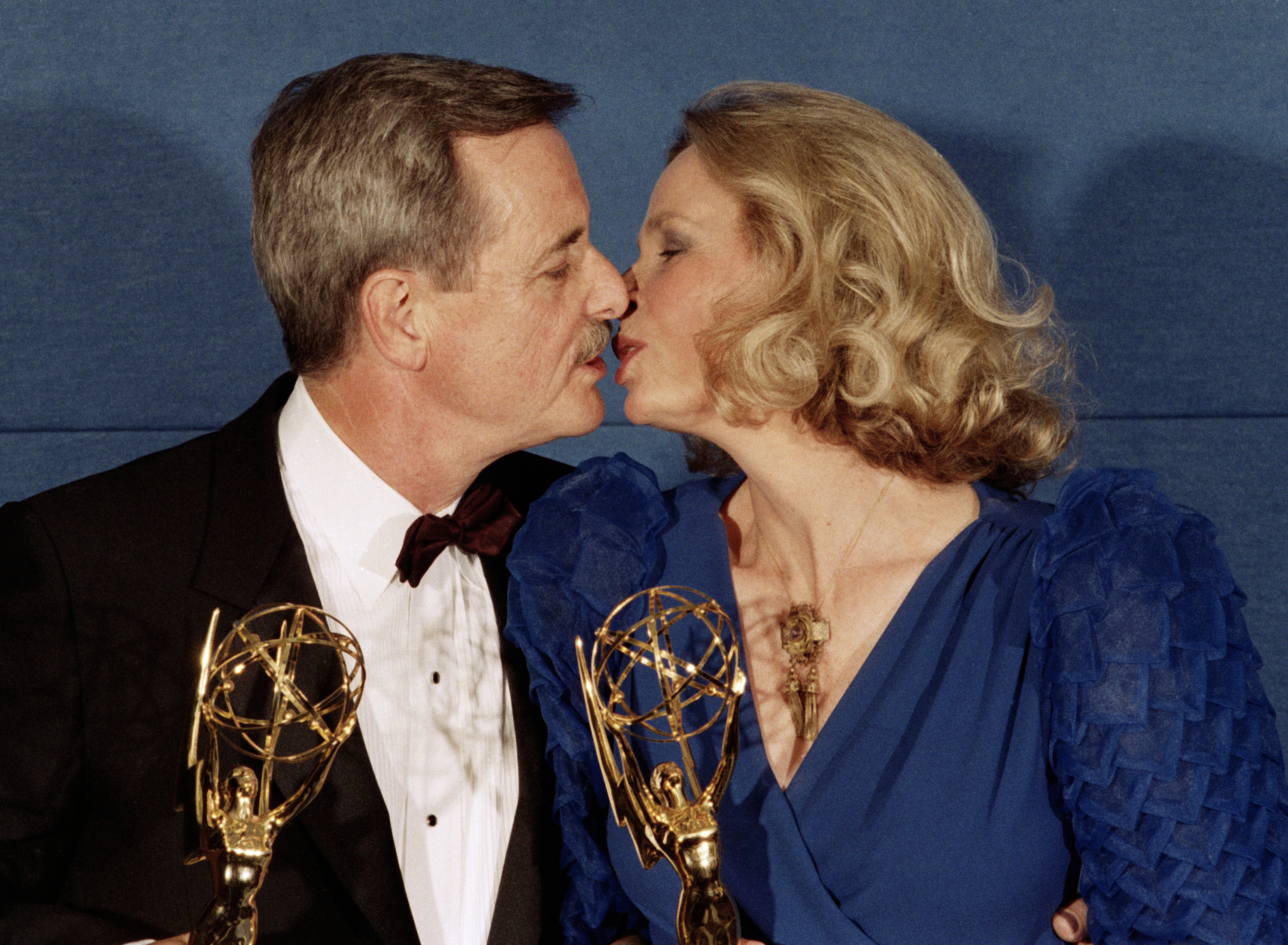 Emmy Winners and real-life husband and wife William Daniels and Bonnie Bartlett celebrating their Emmy Awards with a kiss backstage at the Emmy Awards Show, September 21, 1986 in Pasadena, California | Source: Getty Images