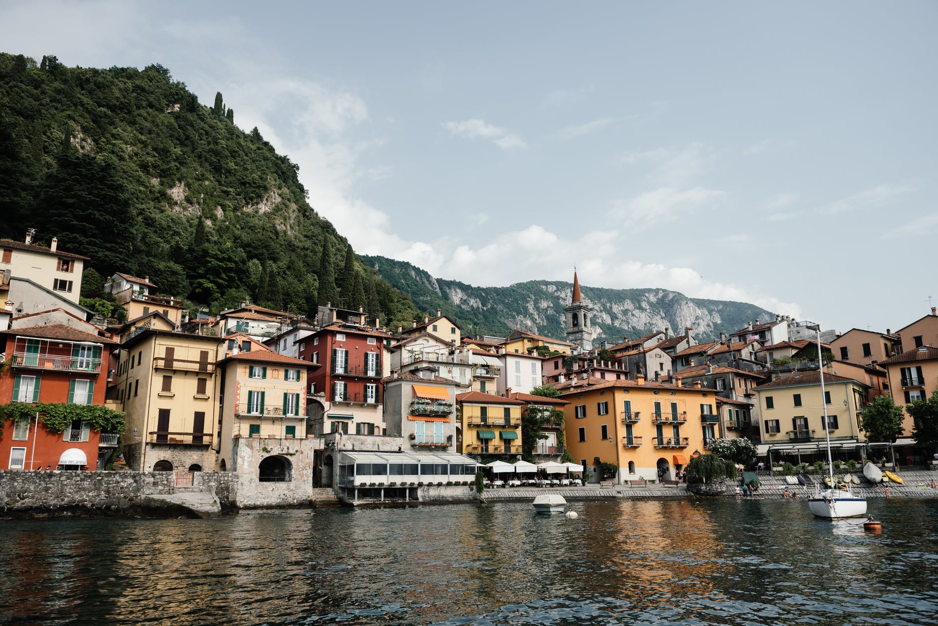 Jacob and Sarah honeymooned in Lake Como, Italy. | Source: Pexels