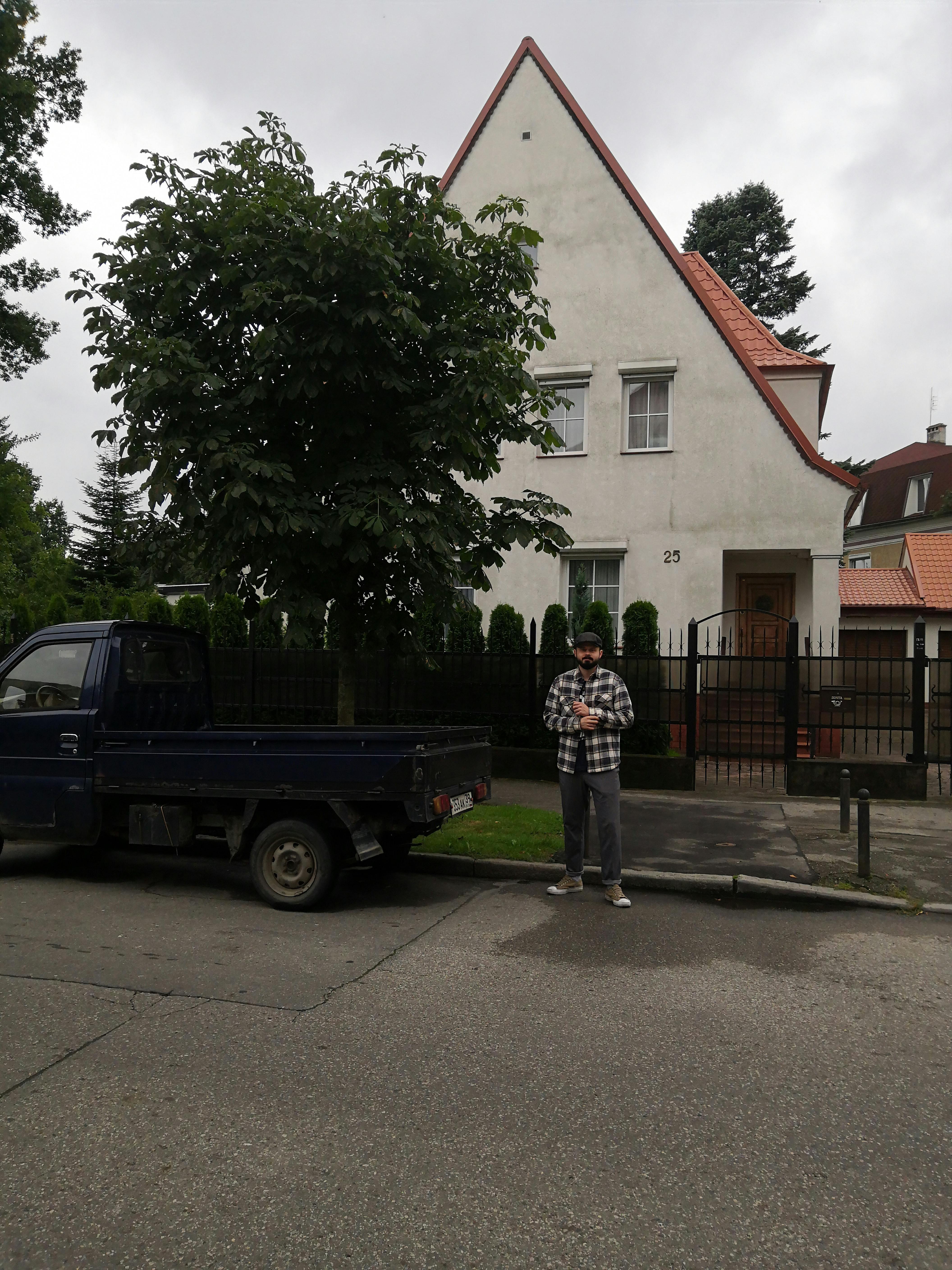 Strange man standing next to his car near a house | Source: Pexels