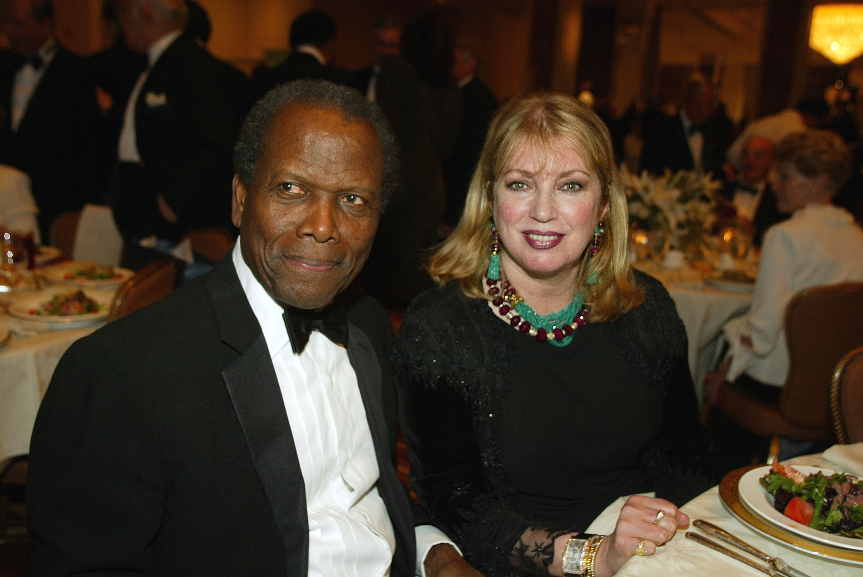 Sidney Poitier and Joanna Shimkus at "An Evening with Larry King and Friends" on January 24, 2003, in Beverly Hills, California. | Source: Getty Images