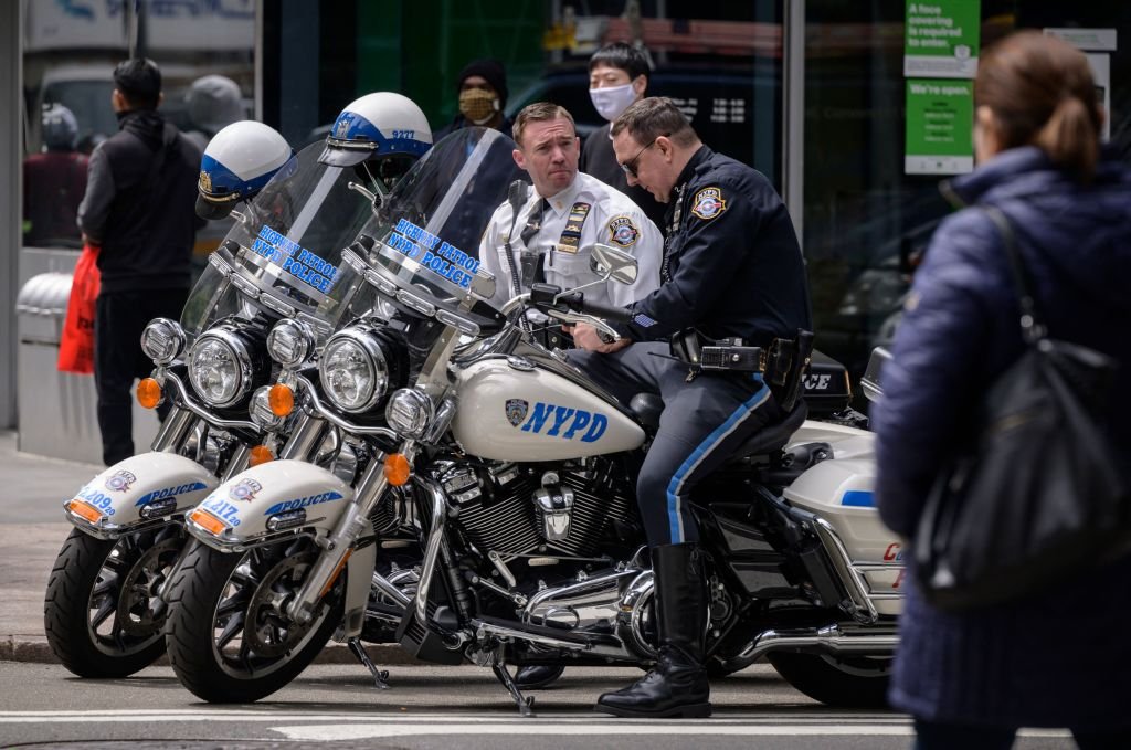 New York Police Department (NYPD) highway patrol officers sit on their motorcycles in central Manhattan on April 27, 2021 | Photo: Getty Images