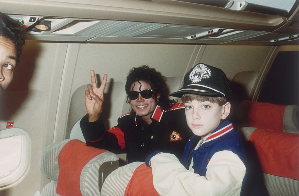 Michael Jackson on a tour plane with a young James Safechuck in July 1998. | Photo: Getty Images