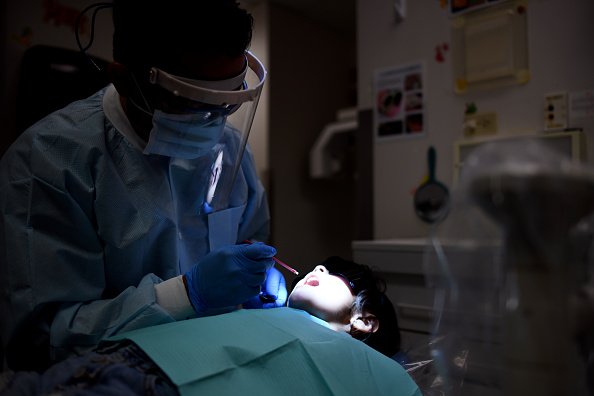 Un dentiste en consultation.| Photos : Getty Images