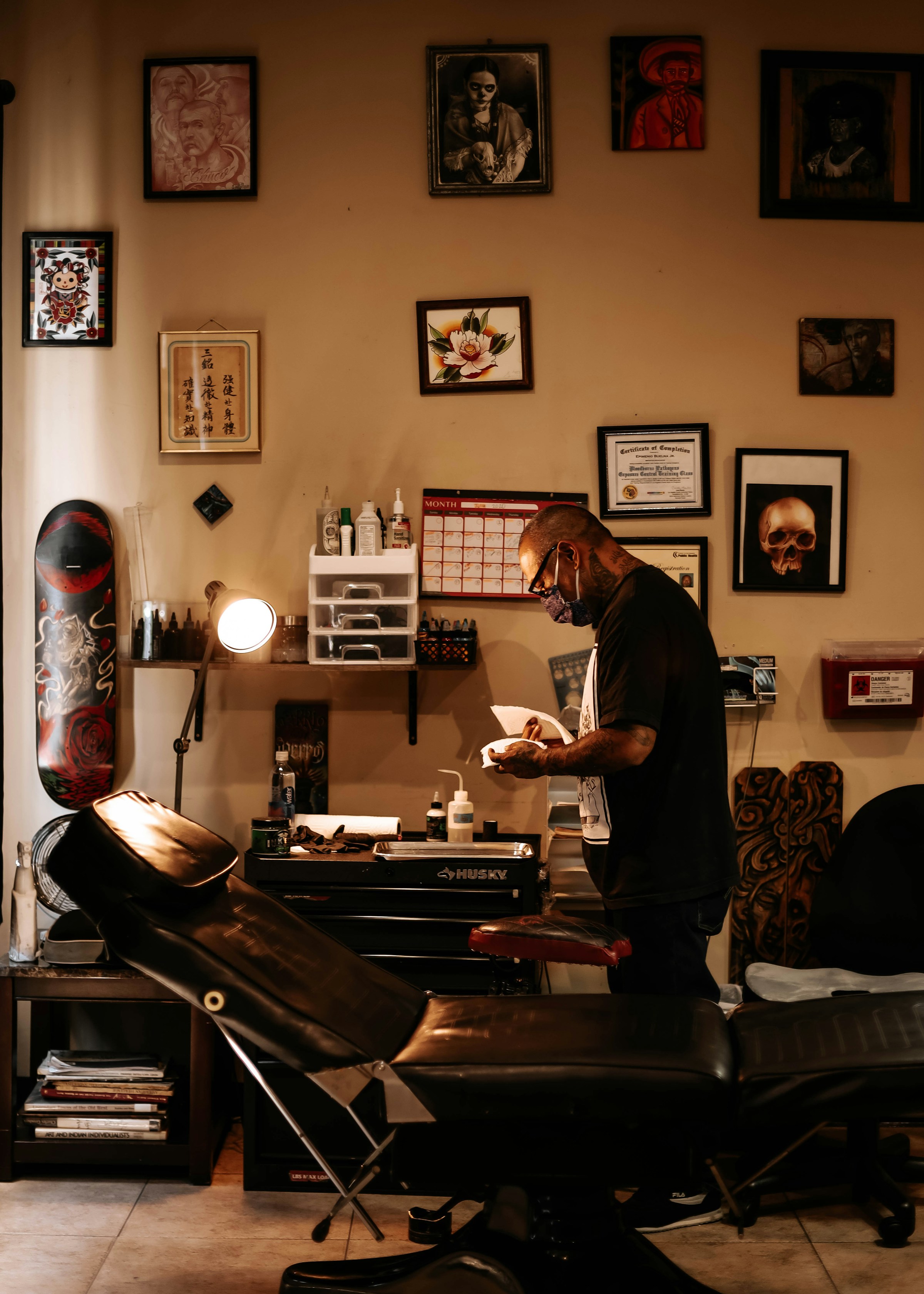 A tattoo artist at a studio | Source: Unsplash