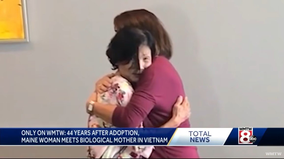 Bild von Nguyen Thi Dep und ihrer Tochter Leigh Small bei der Wiedervereinigung nach 44 Jahren | Quelle: Youtube/WMTW-TV
