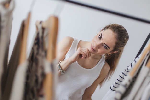 Mujer eligiendo ropa. | Foto: Freepik Mujer eligiendo ropa. | Foto: Freepik
