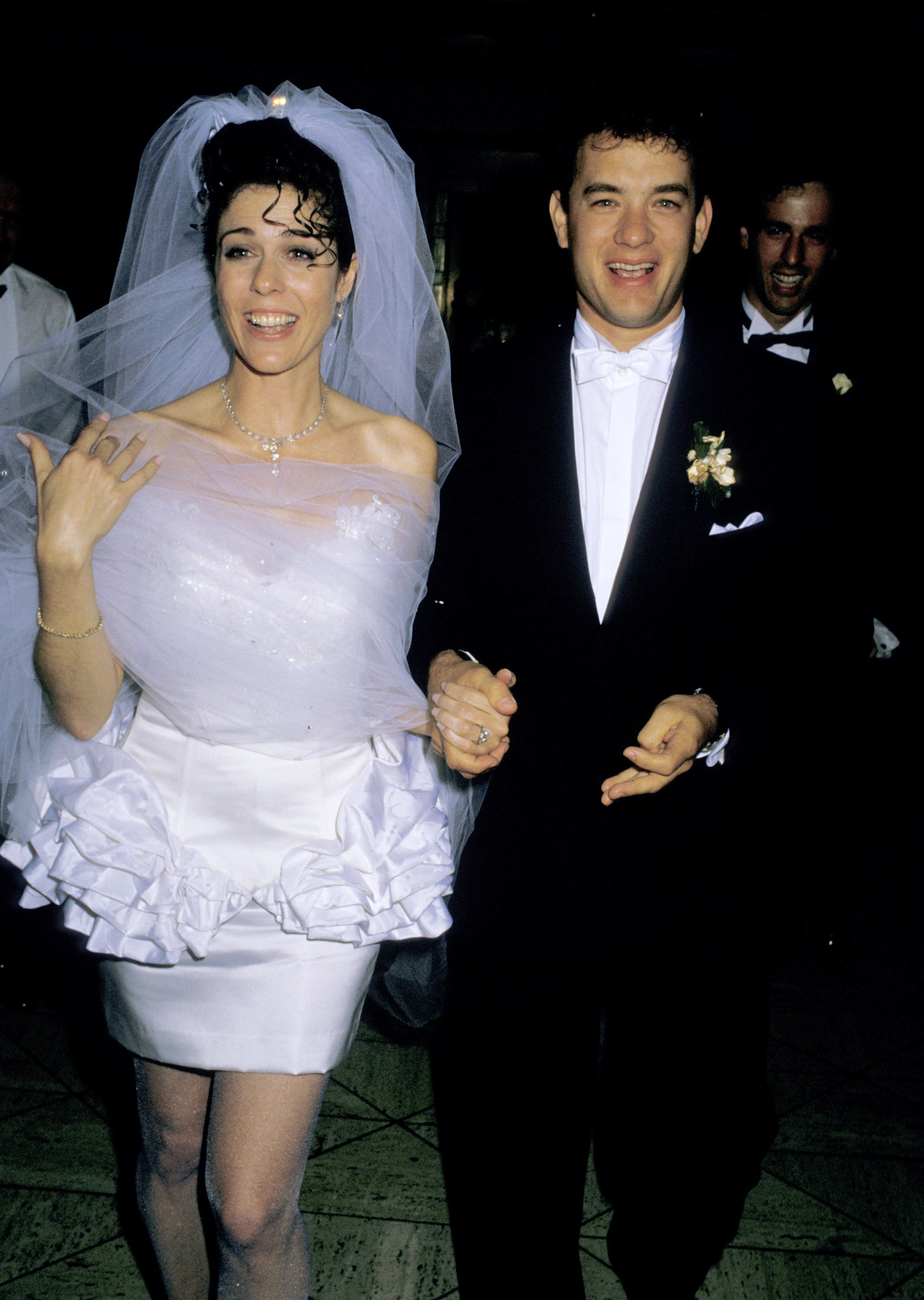 Rita Wilson y Tom Hanks en la recepción de su boda en Rex's en 1988, en California. | Foto: Getty Images