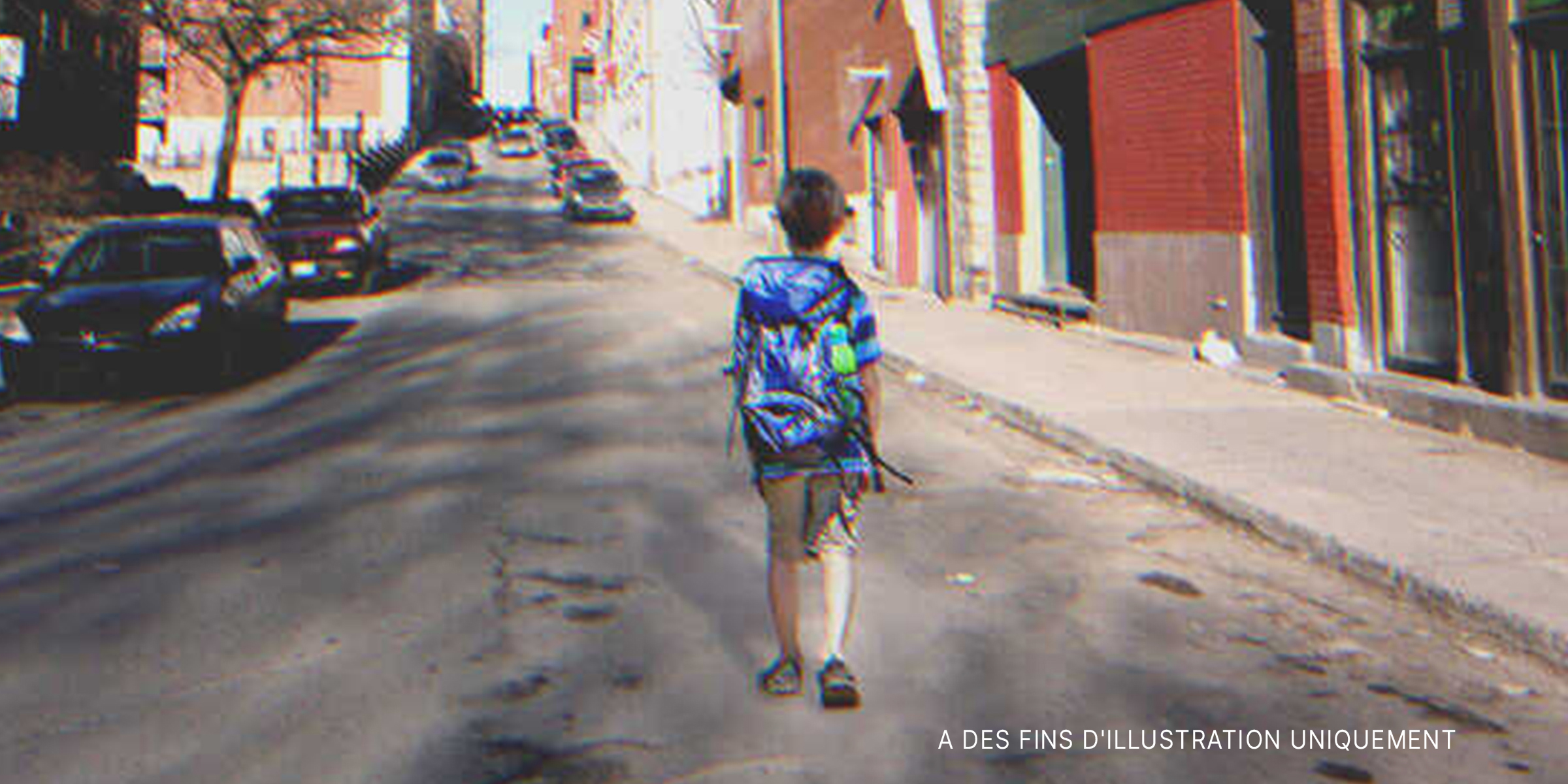 Un enfant marchant dans une rue | Source : Shutterstock