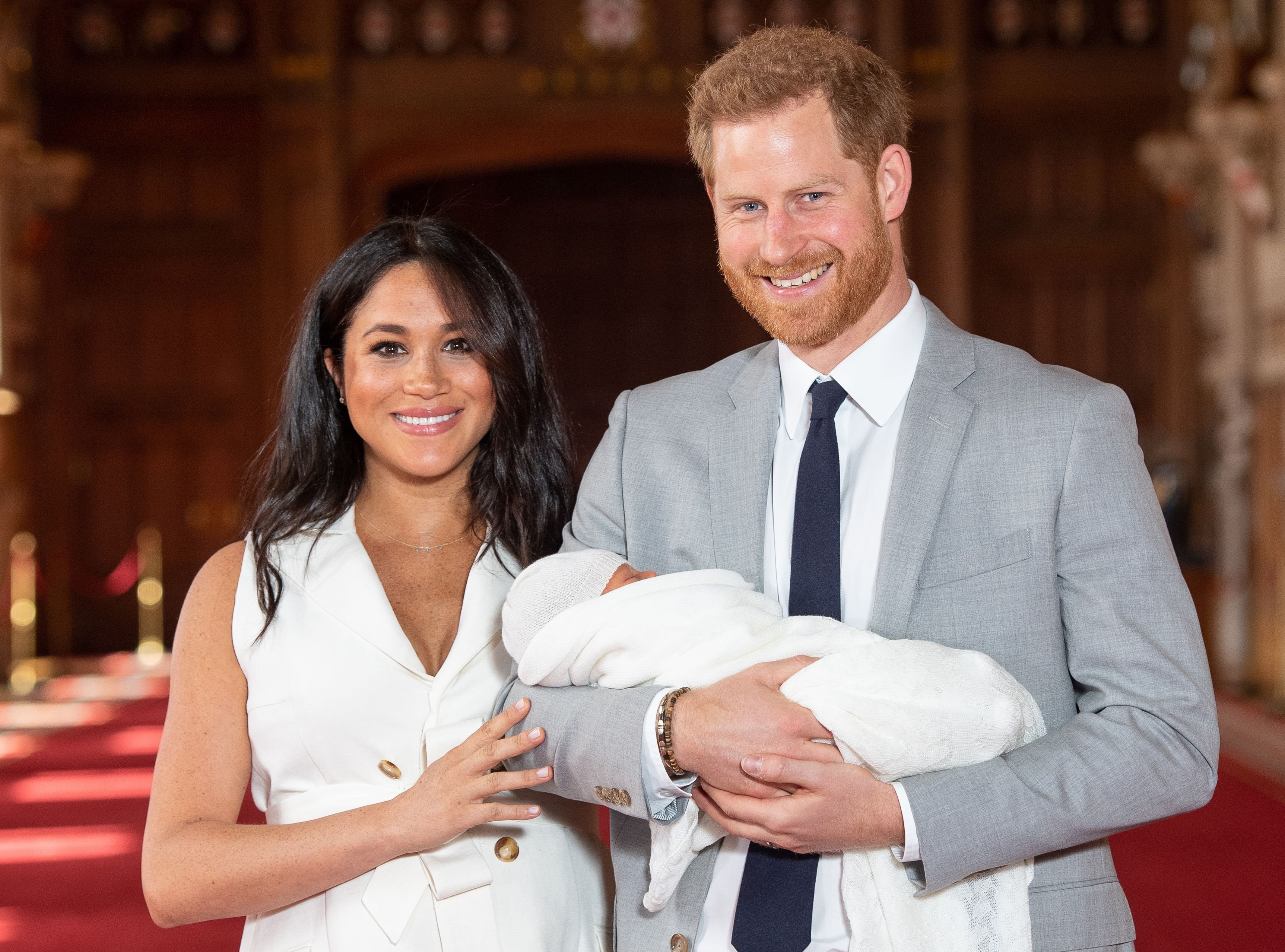Duchess Meghan and Prince Harry pose for a photo with their newborn baby son, Archie Harrison Mountbatten-Windsor, in St George's Hall in Windsor on May 8, 2019 | Photo: Dominic Lipinski/POOL/AFP/Getty Images